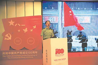 夏季的时尚女孩