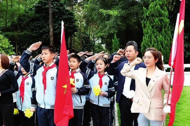 逃离残破的船只